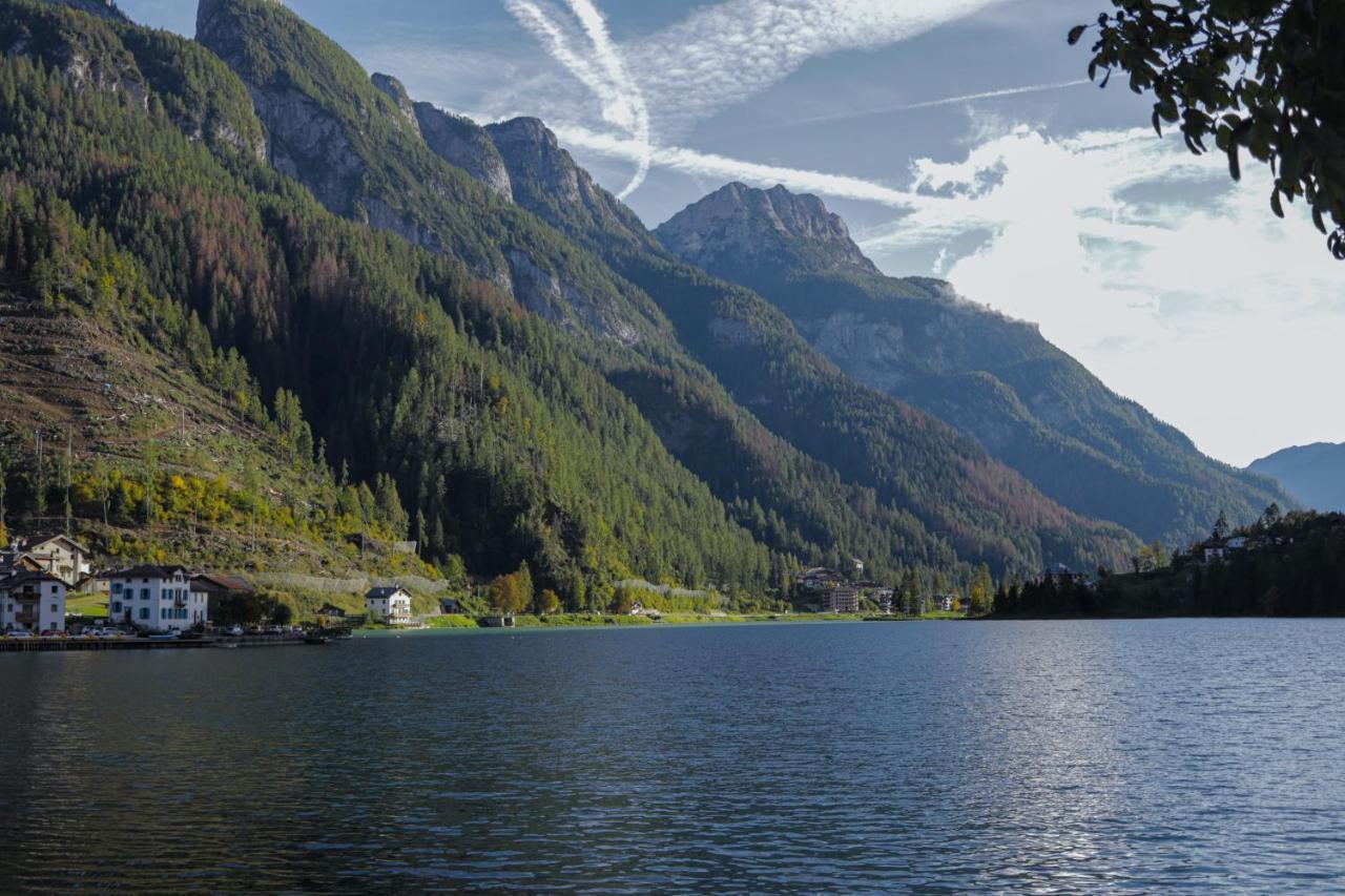 Una Civetta Sul Lago Alleghe Exteriér fotografie