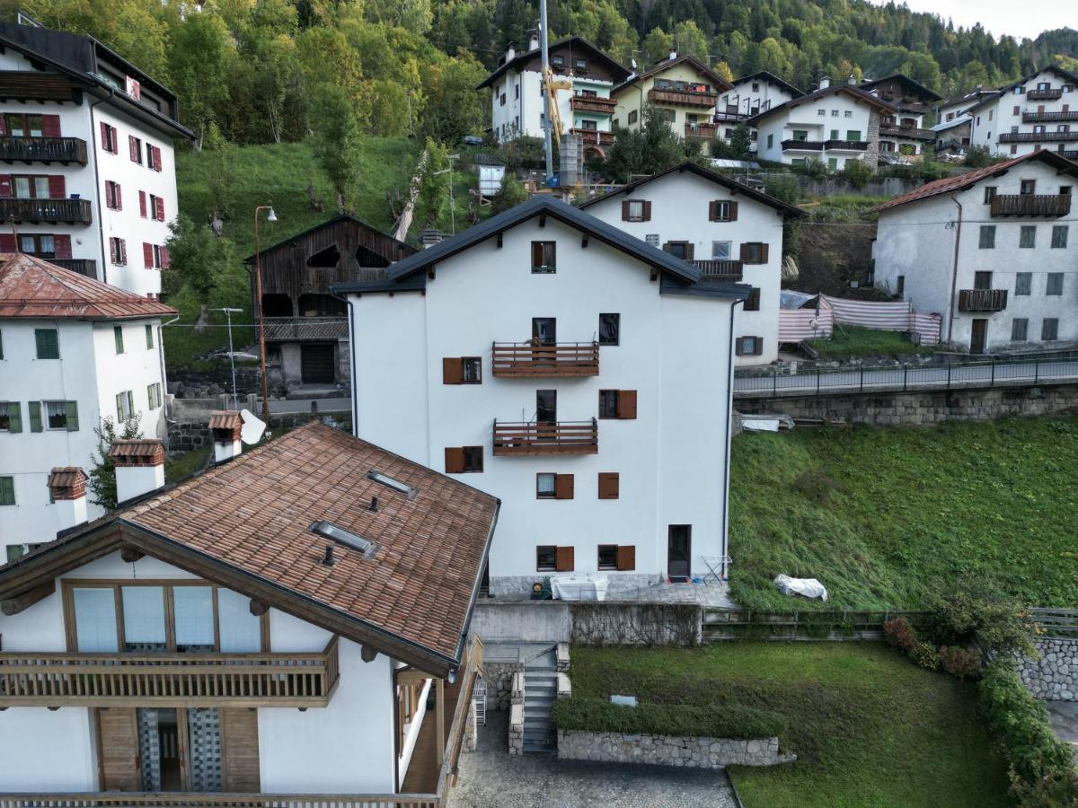 Una Civetta Sul Lago Alleghe Exteriér fotografie